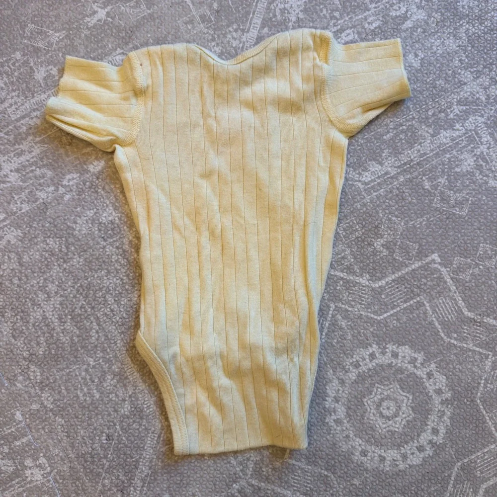 Vintage Y2K Disney Winnie the Pooh Bodysuit Baby 0-3 month Yellow Short Sleeve